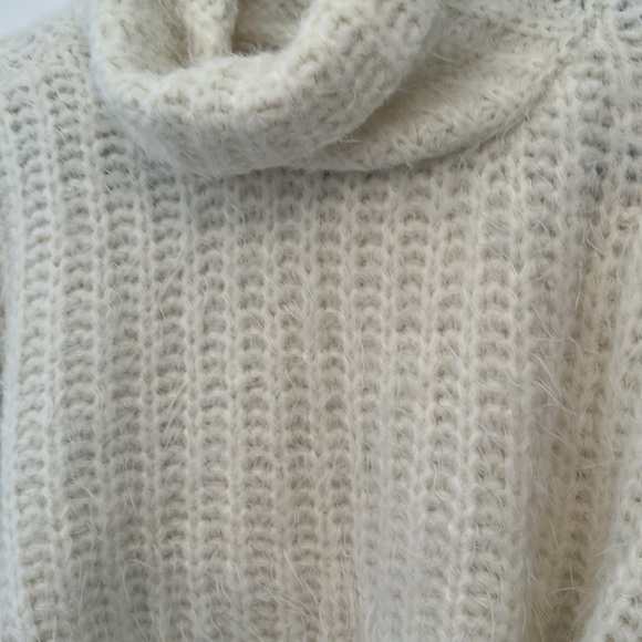 Free People Off White Chunky Knit Turtleneck Cropped Sweater size M NWOT - Picture 3 of 4